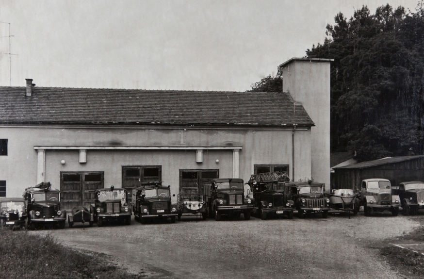 Prvi gasilski dom na Tyrševi ulici s takratnim voznim parkom. Posneto leta 1953, ko se je enota iz gasilske milice preimenovala v Poklicno gasilsko četo