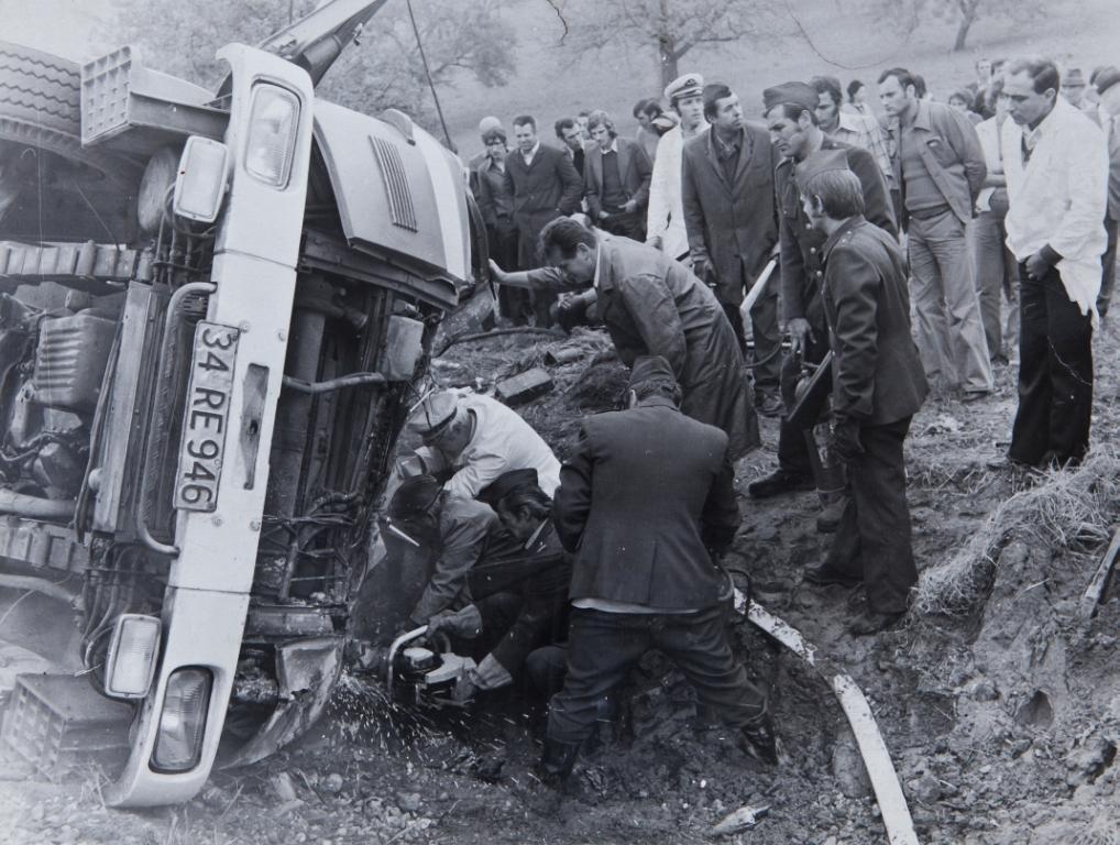 Prometna nesreča na cesti Pesnica - Šentilj leta 1970. Voznika tovornega vozila rešujejo s pomočjo motorne rezalke, prvo hidravlično orodje se pojavi leta 1974